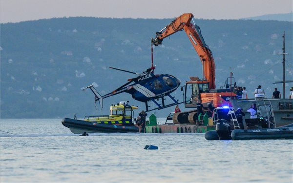 Kiemelik a vízből a Balatonba zuhant rendőrségi helikoptert