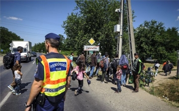 Kétmilliárd forintot költött a bevándorlási hivatal az első fél évben