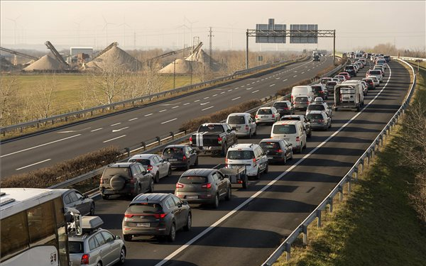 Az útdíjfizetés kijátszásával milliárdos kárt okozó csalók ellen emeltek vádat 