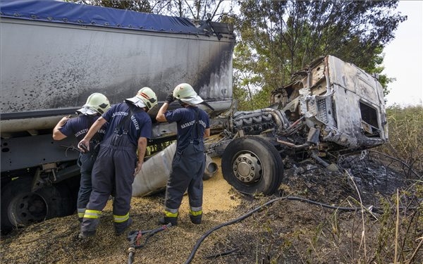 Teherautó és mezőgazdasági vontató ütközött a 42-es főúton