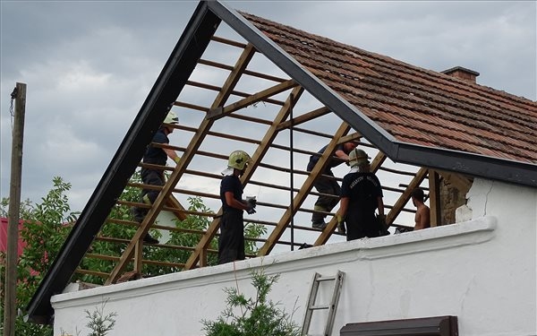 10 ezres nagyságrendű kárbejelentések érkeznek a vihar miatt