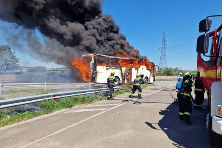 Porig égett egy távolsági autóbusz az autópályán