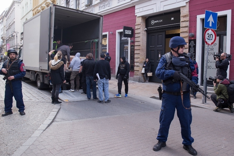 Kiemelt rendőri kísérettel érkeztek meg a vagyont érő inka kincsek Budapestre