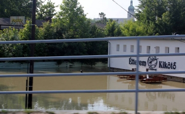 Árvíz - Tetőztek a folyók Győrnél